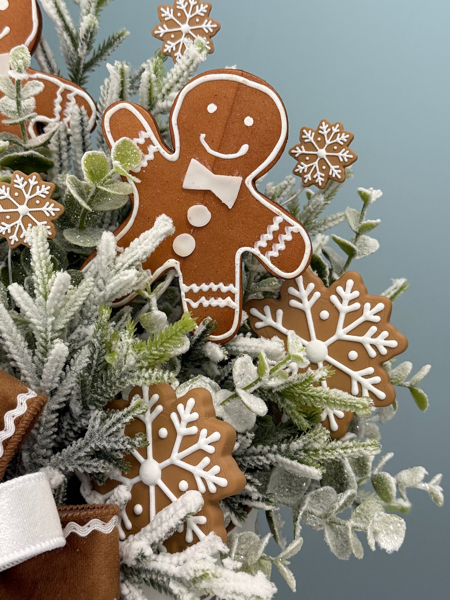 Cozy Gingerbread Wonderland Wall Pocket Floral Arrangement | Holiday Decor